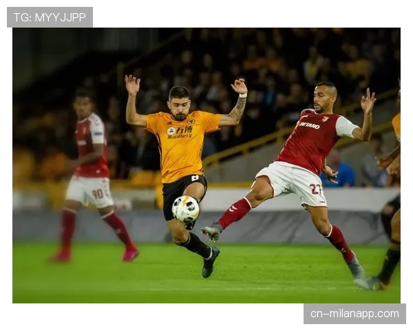 雨中激战：西汉姆联与狼队球员在泥泞场地上多次滑倒